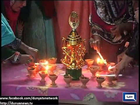 Dunya News - Multan: PTI women wing lighten up candles for Pakistani cricket team's victory