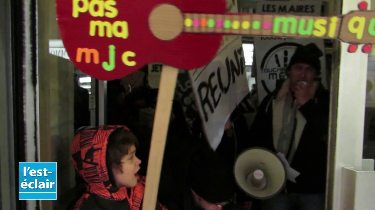 Manifestion Romilly contre la baisse des subventions aux associations