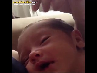 Annesinin Başını Okşamasıyla Mutlu Olan Bebek