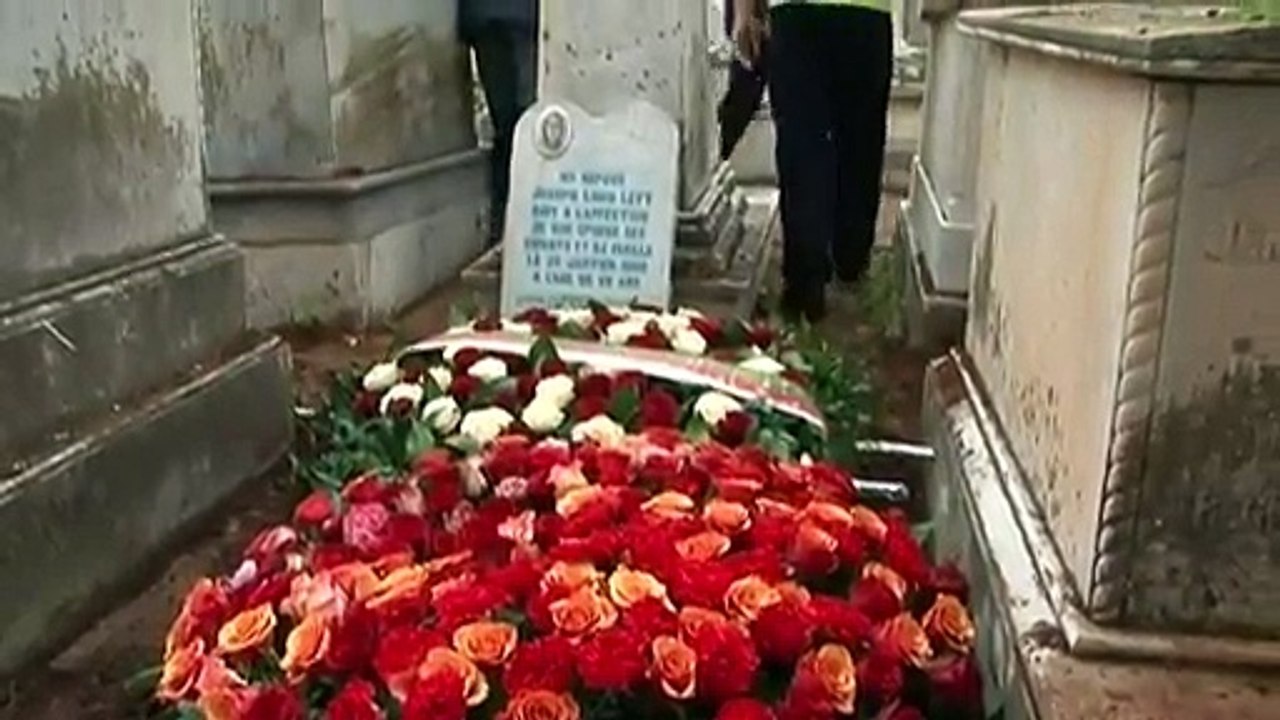 Une haie d'honneur pour Roger Hanin, enterré à côté de son père, près d'Alger