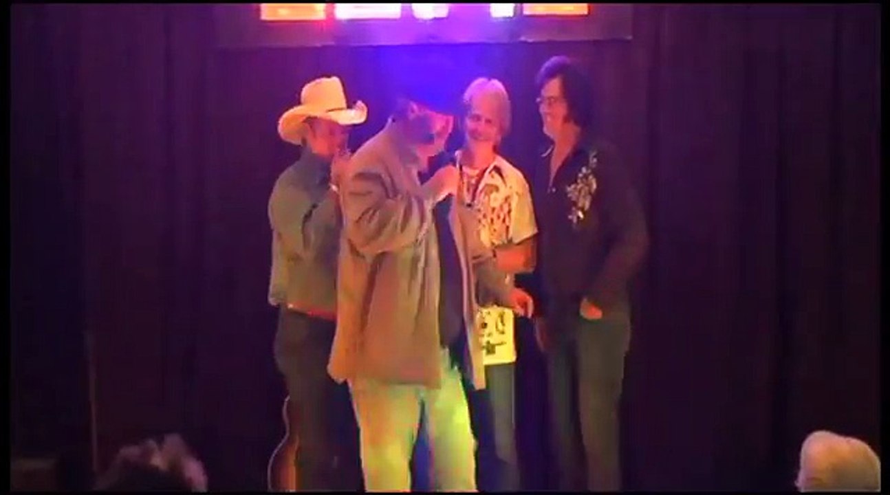 Eddie Phelps sings HELLO DARLIN at Elvis day in Sheffield Conway Twitty song