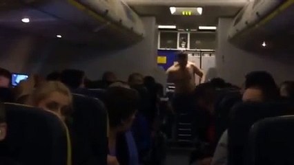 Ivre, il tape un strip-tease dans l'avion, qui atterit d'urgence