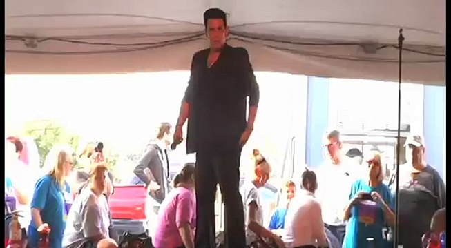 Franz Goovaerts sings Suspicious Minds at Elvis Week 2012 video