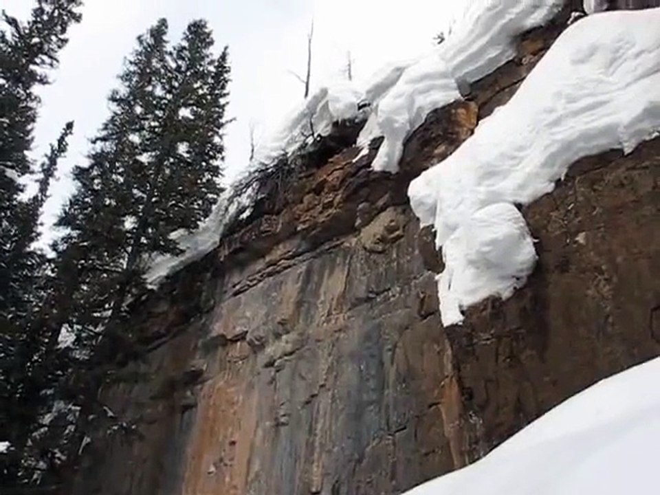 saut en luge d'une falaise