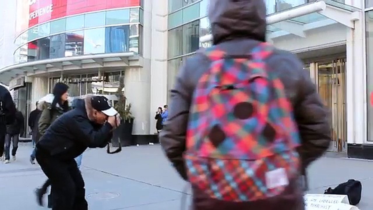 Ce musulman fait des câlins avec les yeux bandés pour lutter contre les amalgames !
