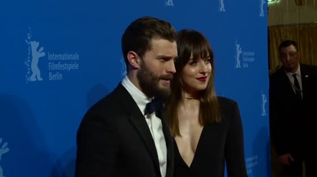 Jamie Dornan et Dakota Johnson font monter la température à la première de 50 Nuances de Grey
