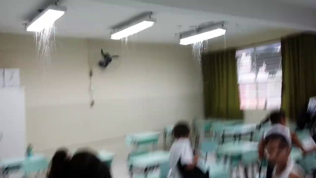 Água da chuva sai de luminárias na Escola Mariana Teixeira Cornélia em São José dos Campos