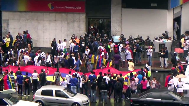 Estudiantes acorralan a la PNB en Chacao este 12F