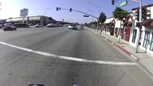 Motard vs Automobiliste qui a grillé un feu rouge