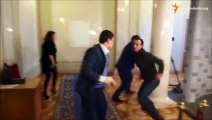 Combat de boxe entre deux députés au Parlement !