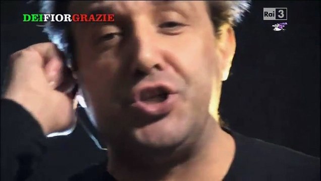 Flavio Insinna recita e canta Autunno cadono le pagine gialle di Marinella a Blob