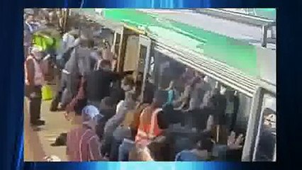 ayağı metro ile platform arasında kalan adama insan gücüyle yardım