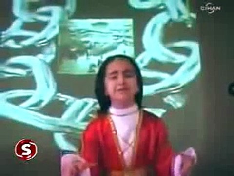 istiklal marşını okurken hitlere dönüşen ilkokul öğrencisi