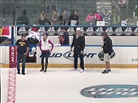 Rob Gronkowski aka Gronk fait une partie de Dodgeball (balle aux prisonniers) pendant le Florida Everblades Game