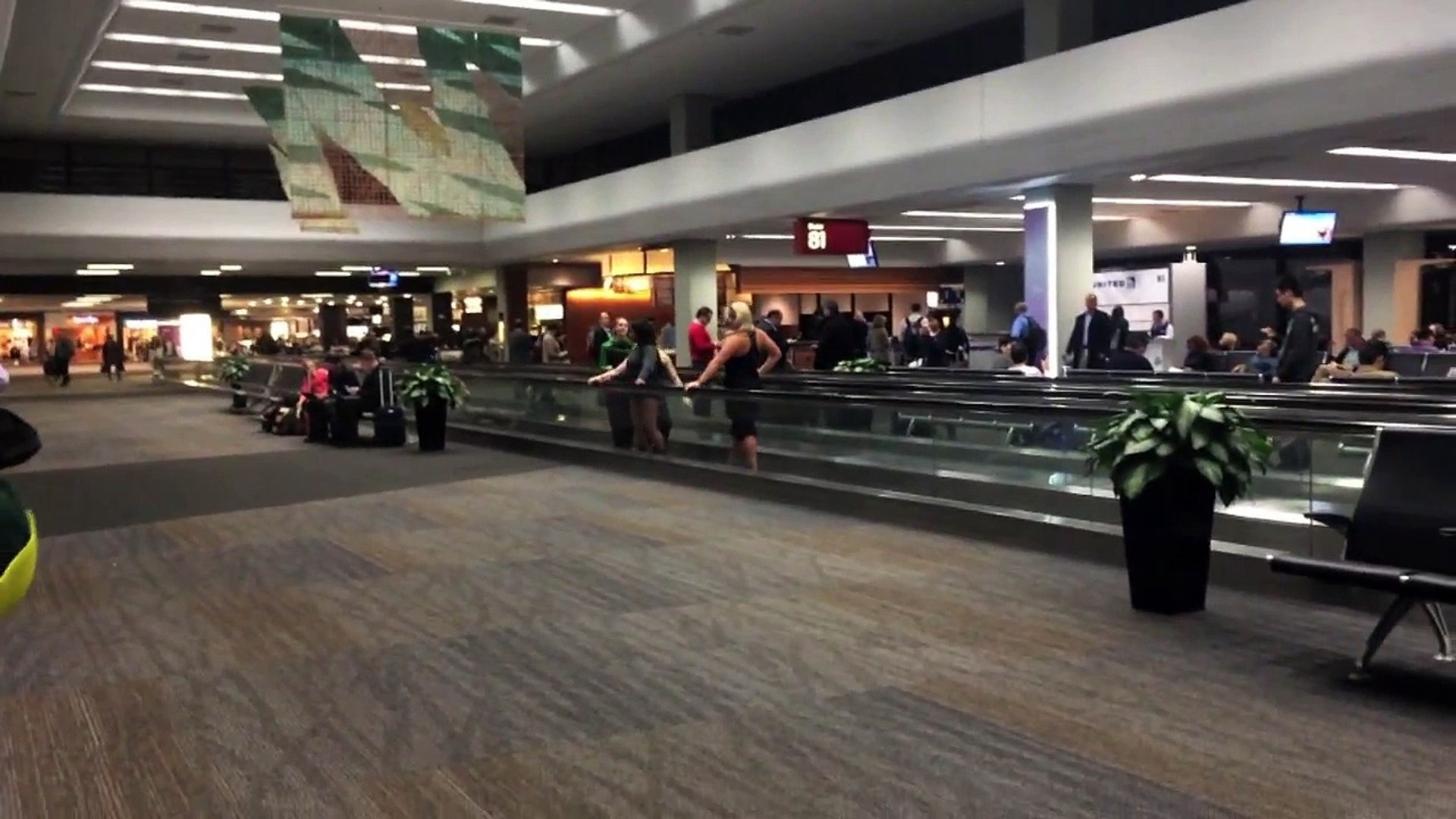Chorégraphie sur un tapis roulant à l'aéroport de San Francisco - Vidéo  Dailymotion
