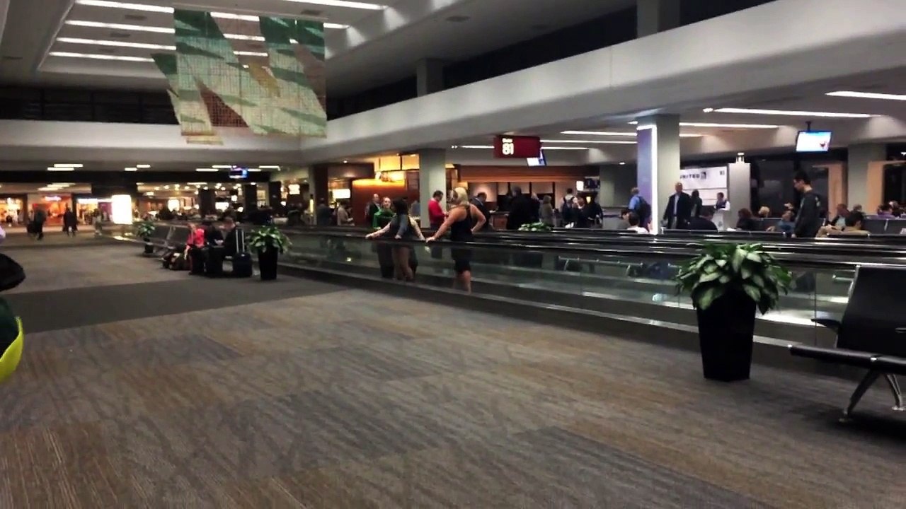 Chorégraphie sur un tapis roulant à l'aéroport...