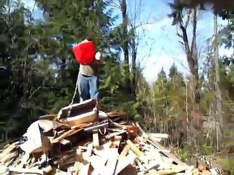 Allumer un très gros feu et... Boum! Gros FAIL