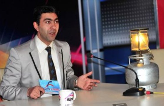 Spiker, Elektrikler Kesilince 'Lüks Işığında' Haber Sundu