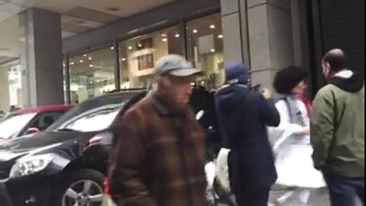 O τσολιάς της Ελληνοφρένειας βάζει γραβάτα στη μηχανή του Βαρουφάκη