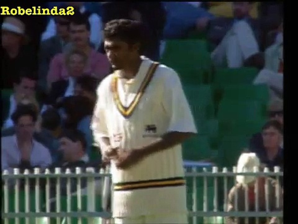 Muralitharan ALIEN SPIN embarrasses Mark Waugh 1995