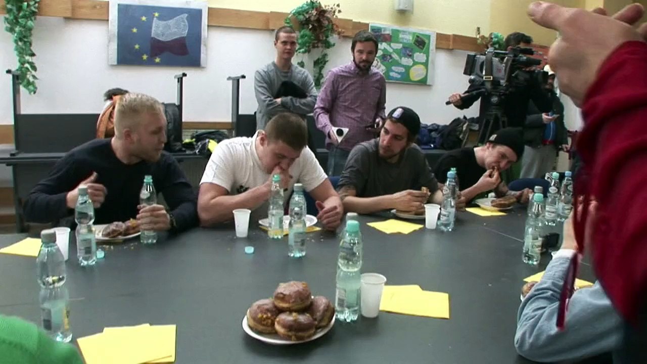 Krapfenwettessen: Wer ist der schnellste?