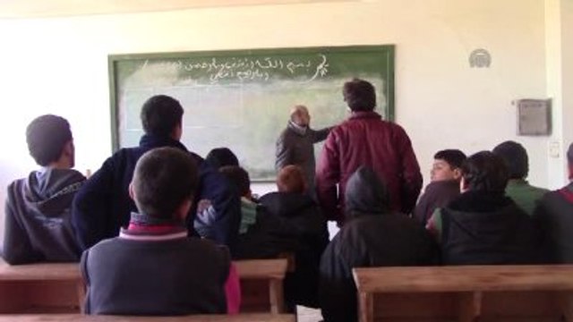 Suriye'deki Okulda, Sıraları Öğrenciler Üretiyor