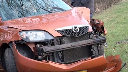 Auto verliest achteras bij ongeluk Blijham - RTV Noord