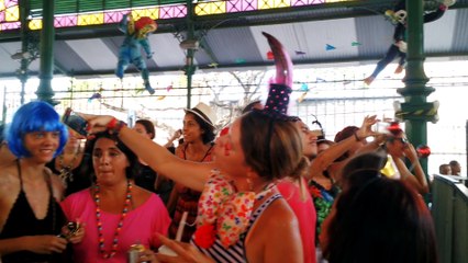 Bloco 'Eu não sou cachorro não' anima público no Mercado dos Pinhões