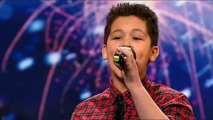 Un garçon de 12 ans interrompu par Simon Cowell surprend tout le public !