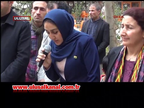 “Türkiye Partisi“ etiketli HDP'nin İlçe Başkanı Abdullah Öcalan rozeti taktı