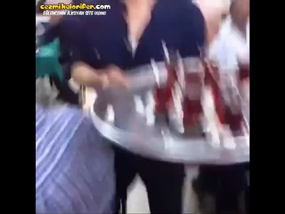 Kıraathanede Caramel Macchiato İstemek