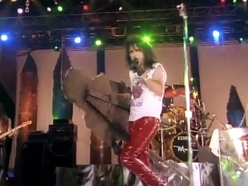 ALICE COOPER: Trashes The World - This Maniac's in Love with You