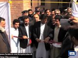 Dunya News - Peshawar: Police stops Imran Khan from going to scene of incident