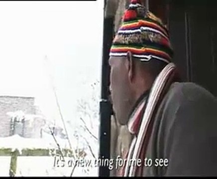 Un papou voit la neige pour la première fois