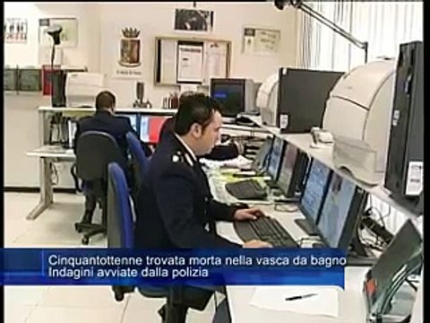 Cinquantottenne trovata morta nella vasca da bagno. Indagini avviate dalla polizia