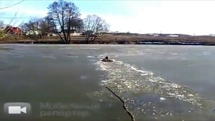 Rompe a Golpes el Hielo de un rio para salvar a su perro