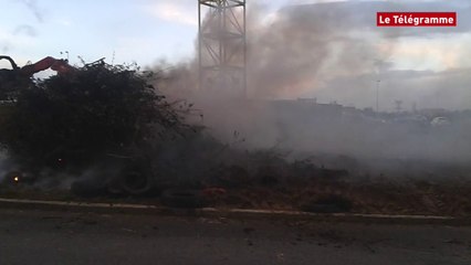 Ploufragan (22) Les producteurs de porc allument un feu sur le rond-point du Carpont