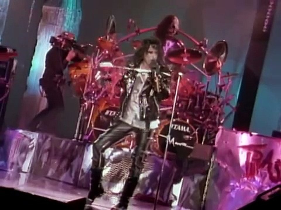 ALICE COOPER: Trashes The World - Bed of Nails
