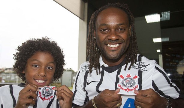 Love veste a camisa do Timão e fala sobre Palmeiras: 'É passado'
