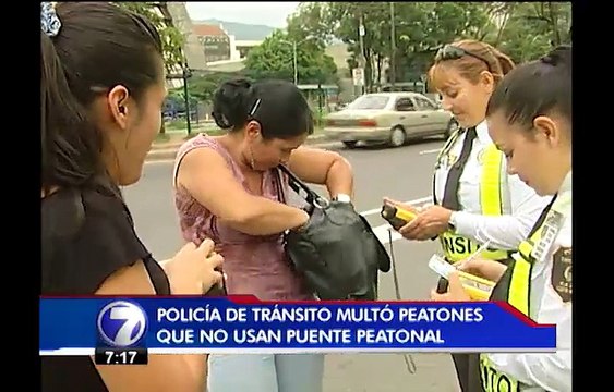 Tránsito multó a 17 peatones por no usar puente peatonal