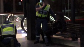 فيديو .. شرطي ارهابي سويدي يخنق طفلا مغربيا بطريقة وحشية جداً