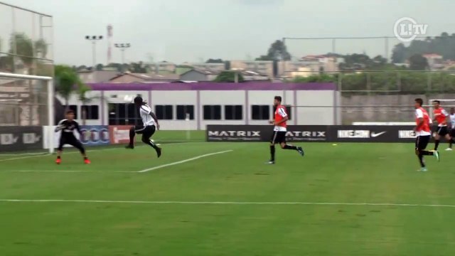 Com direito a golaço e assistências, Love brilha em treino