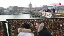 Les « cadenas d'amour » du Pont des Arts comptent leurs jours