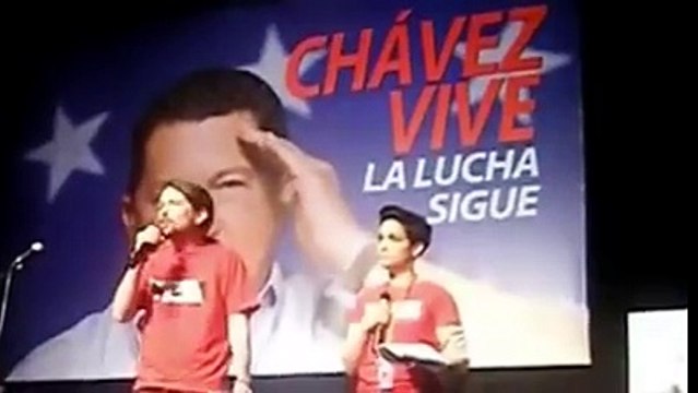 Así es como el político español Pablo Iglesias usa imágenes de Chávez en sus discursos