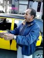 ضابط شرطة يضع كلبشات فى يد سائق تاكسى بالاسكندرية ويربطة بحزام الأمان