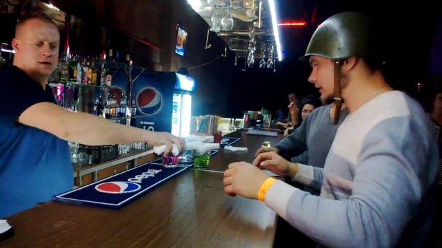 Un bar russe sert des verres d'une façon étrange