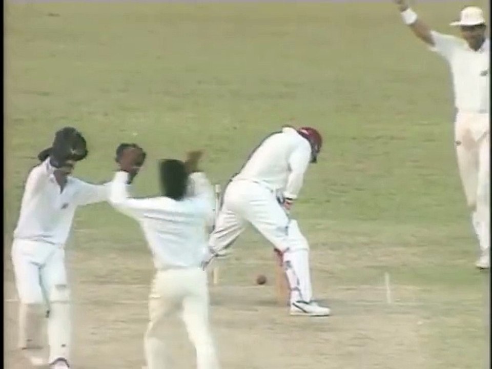Brian Lara is Bowled, Embarrassed by Asif Mujtaba, Shane Warne like Delivery