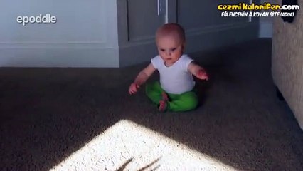 Babasının Elinin Gölgesinden Ürperen Bebek