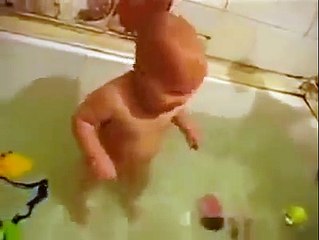 Cute Baby Swims In The Bathtub To Show His Mother How Professional He Is!