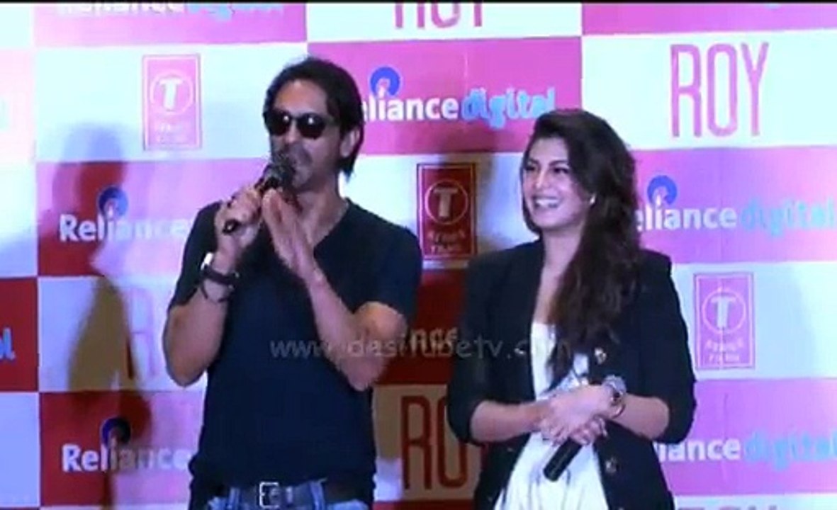 OMG! Arjun Rampal & Jacqueline Fernandez Decided To Ban Selfies, To Know why? Watch Video